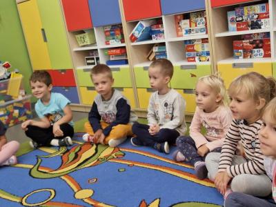 Dzieci siedzą w kole.jpg
