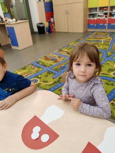 Dziewczynka z grupy krasnale układa na grzybie kropki (2).jpg
