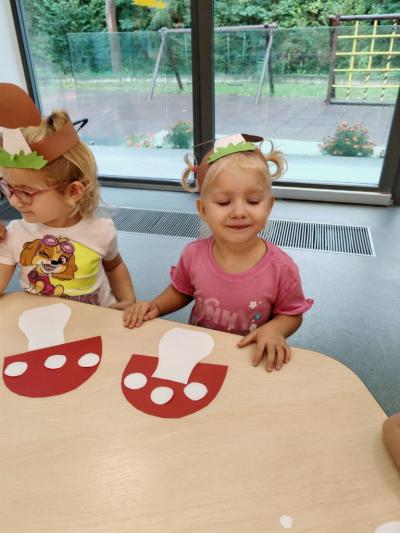 Dziewczynka z grupy krasnale układa na grzybie kropki (4).jpg