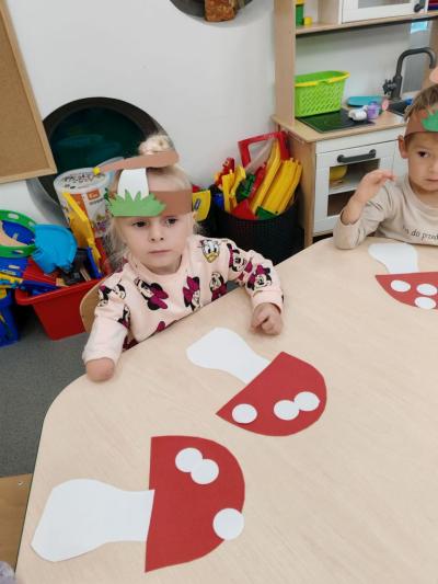 Dziewczynka z grupy rasnale układa na grzybie kropki (3).jpg
