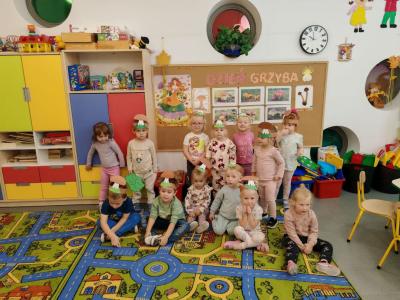 Grupa dzieci pozuje do wspolnego zdjecia. Na głowach maja opaski w kształcie grzyba..jpg