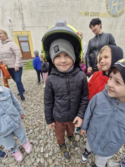 Chłopiec stoi w hełmie strażackim (3).jpg