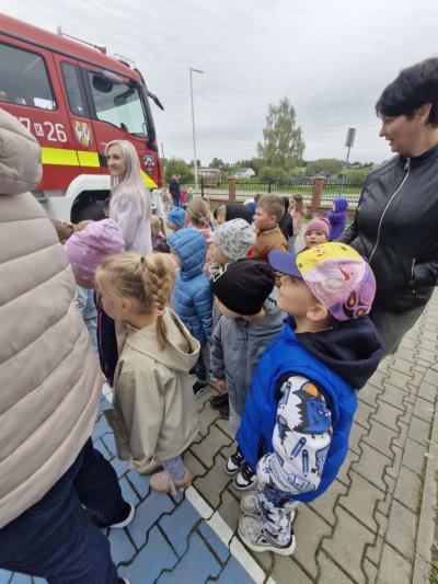 Dzieci oglądają wóz strażacki (2).jpg