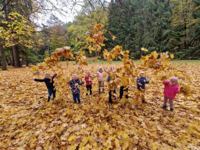 Dzieci podrzucają liście .jpg