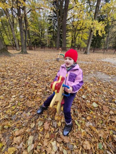 Dziewczynka na bujaczku.jpg