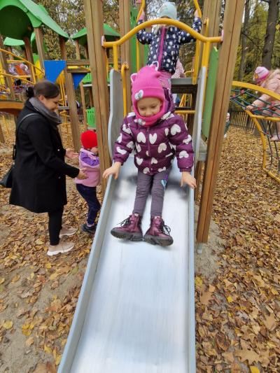 Dziewczynka na zjeżdżalni .jpg