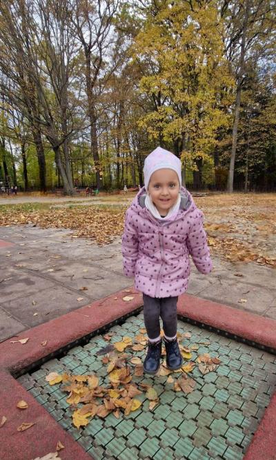 Dziewczynka skacze na trampolinie .jpg