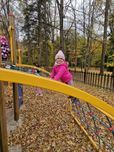 Dziewczynka wspina sie .jpg