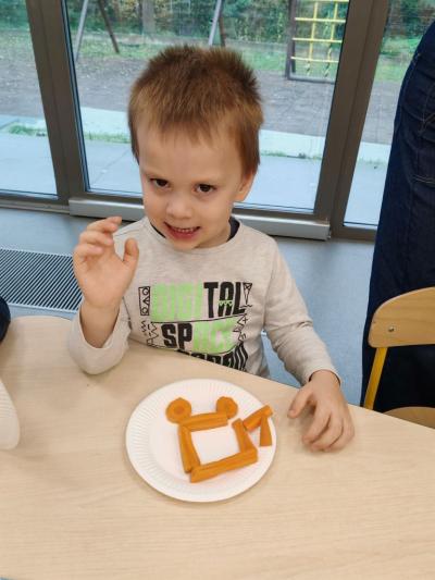 Chłopczyk prezentuje obraz z warzyw.jpg