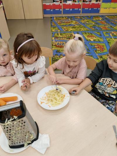 Dzieci próbują jabłko.jpg