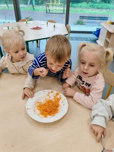 Dzieci próbują marchewkę.jpg