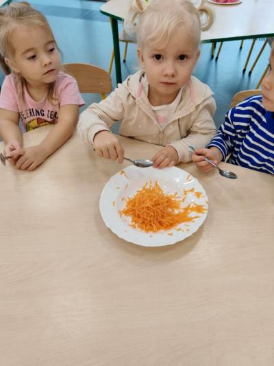 Dzieci próbują marchewkę (2).jpg