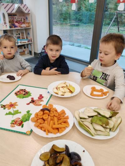 Dzieci robią obrazy z warzyw i owoców.jpg