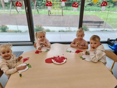 Dzieci robią prace plastyczną.jpg