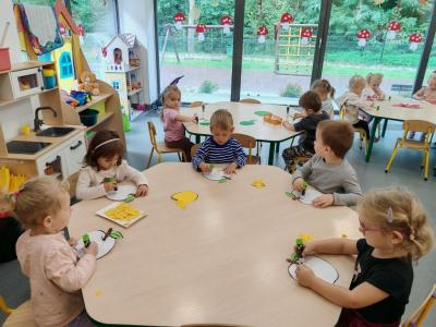 Dzieci robią prace plastyczną (2).jpg