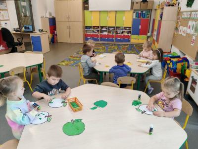 Dzieci robią prace plastyczną (3).jpg