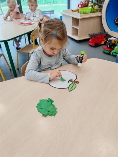 Dzieci robią prace plastyczną (4).jpg