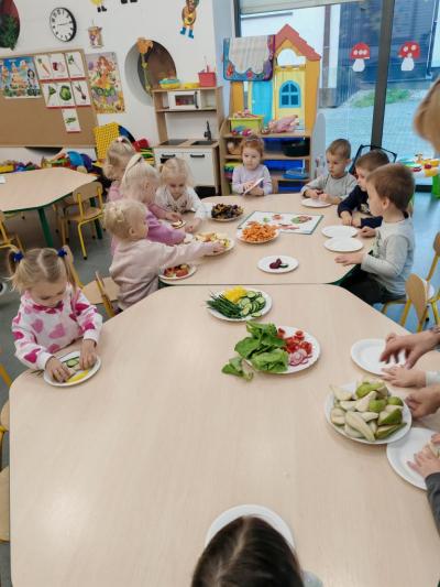 Dzieci układją obrazy z warzyw.jpg