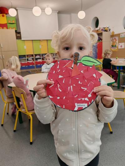 Dziewczynka pokazuje pracę plastyczną. (3).jpg