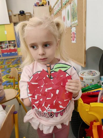 Dziewczynka pokazuje pracę plastyczną. (4).jpg