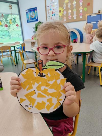 Dziewczynka pokazuje pracę plastyczną. (5).jpg