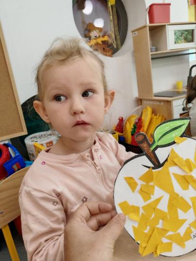 Dziewczynka pokazuje pracę plastyczną. (6).jpg