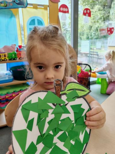 Dziewczynka pokazuje pracę plastyczną. (7).jpg