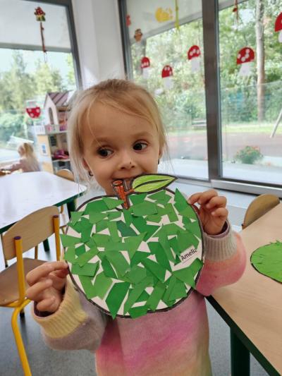 Dziewczynka pokazuje pracę plastyczną. (8).jpg