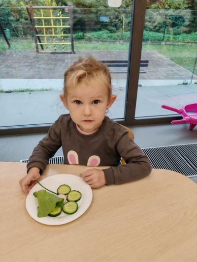 Dziewczynka prezentuje obraz z warzyw (3).jpg