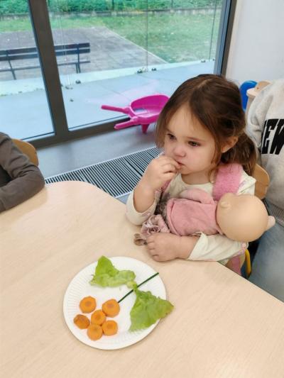 Dziewczynka prezentuje obraz z warzyw (4).jpg