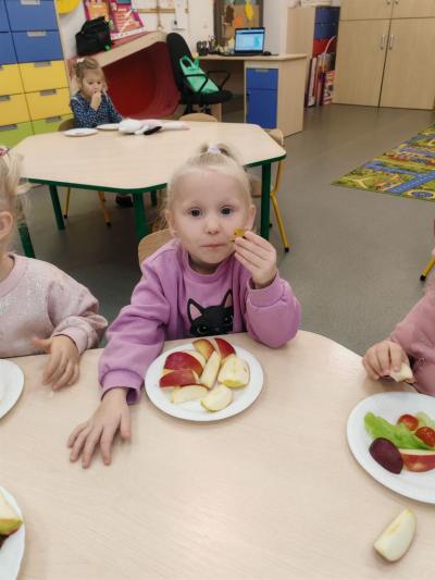 Dziewczynka prezentuje obraz z warzyw (5).jpg