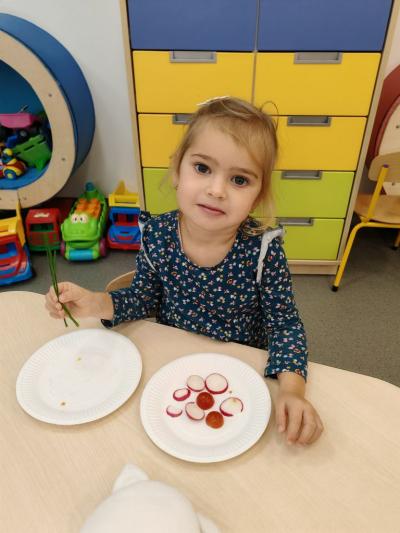 Dziewczynka prezentuje obraz z warzyw (6).jpg