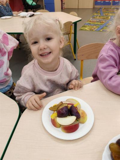 Dziewczynka prezentuje obraz z warzyw.jpg