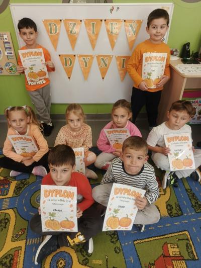 Dzieci pokazują swoje dyplomy po udziale w dniu dyni.jpg