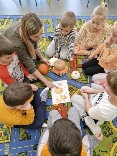 Dzieci siedzą na dywanie i słuchają ciekawostek o dyni (2).jpg