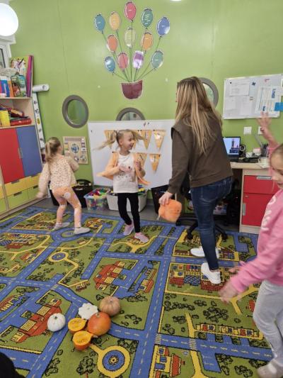 Dzieci z panią tańczą do muzyki.jpg