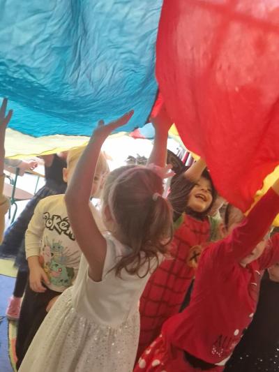 Dzieci łapią chustę.jpg