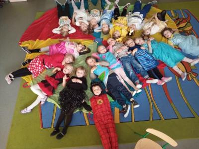 Dzieci leżą na chuście.jpg