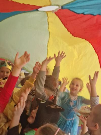 Dzieci pod chustą animacyjną.jpg