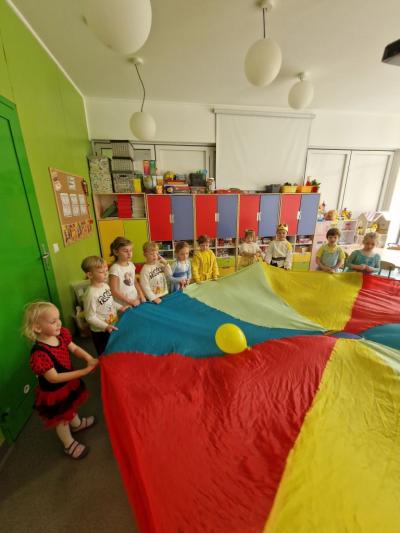 Dzieci trzymają chustę animacyjną.jpg