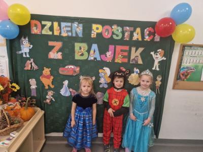 Dzieci w strojach.jpg