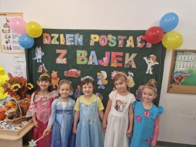 Dziewczynki w przebraniach bajkowych.jpg