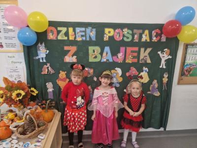 Dziewczynki w przebraniach.jpg