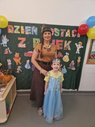 Nauczycielka z dziewczynką.jpg