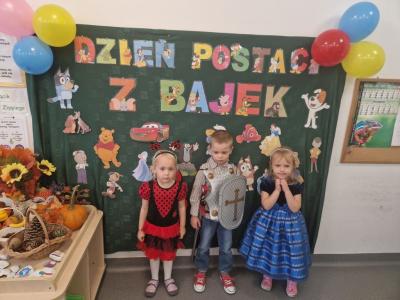 Troje dzieci w strojach.jpg