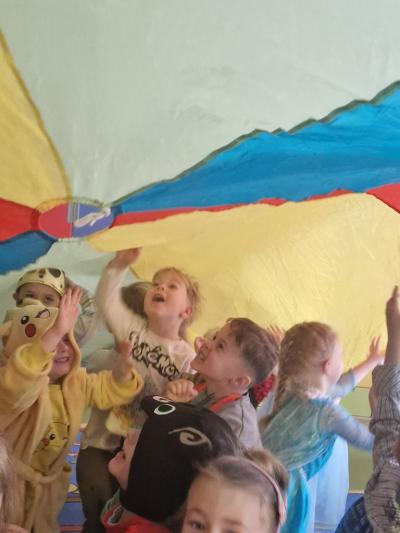 Zabawa z chustą.jpg