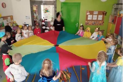 Zabawa z chusta animacyjną.jpg