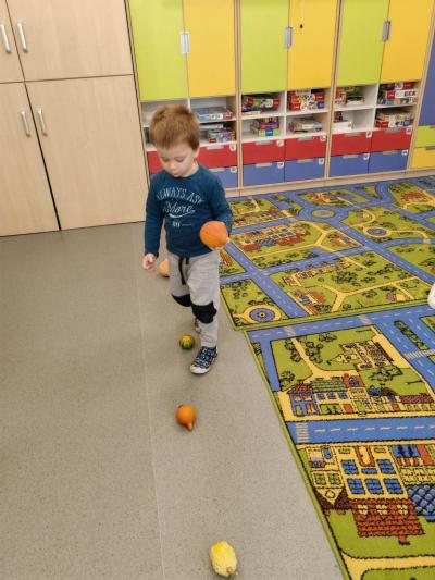 Chłopczyk pokonuje tor przeszkód (2).jpg