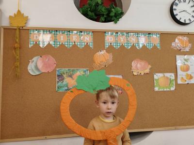 Chłpoczyk pozuje do zdjęcia (3).jpg