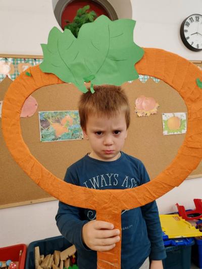 Chłpoczyk pozuje do zdjęcia.jpg